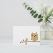 Hibou somnolent dans le carte de visite d'arbre (Debout devant)