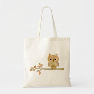 Hibou somnolent dans le sac d'arbre