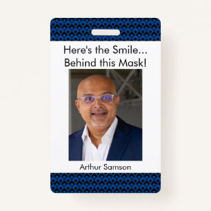 Hier is de glimlach... Achter dit Masker. Blauw pa Badge