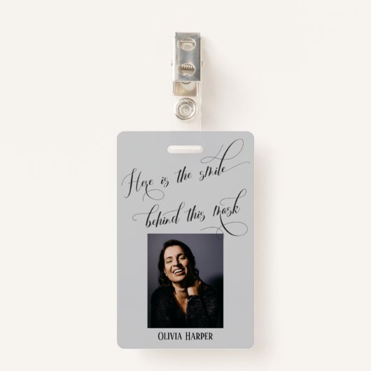 Hier is de glimlach achter dit Masker Elegant Grey Badge (Voorkant met clip)