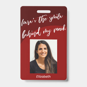 Hier is de glimlach achter mijn Masker Foto Rode C Badge