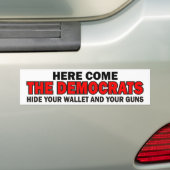 Hier komen de democraten bumpersticker (Op auto)