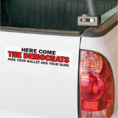 Hier komen de democraten bumpersticker (Op Truck)