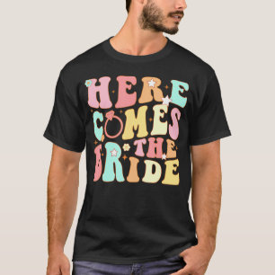 Hier komt de bruid bruidsmeisjes groovy vrijgezell t-shirt