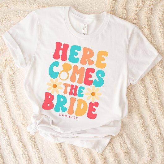 Hier komt de bruid Groovy Retro Custom T-shirt