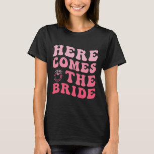 Hier komt de bruid trouwring drager Groovy T-shirt