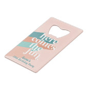 Hier komt de Fun 30th Birthday Favor Kredietkaart Flessenopener (Achterkant Gekanteld)