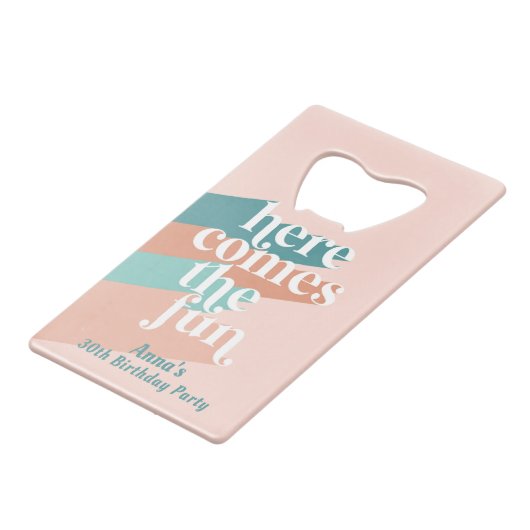 Hier komt de Fun 30th Birthday Favor Kredietkaart Flessenopener (Achterkant Gekanteld)