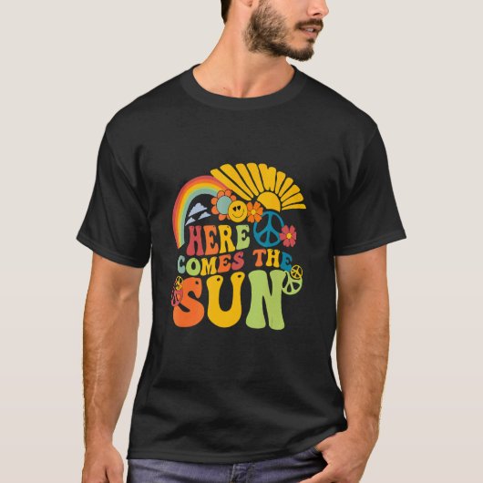 Hier komt de Sun Retro Zomervibes Hippie Boho T-shirt (Voorkant)