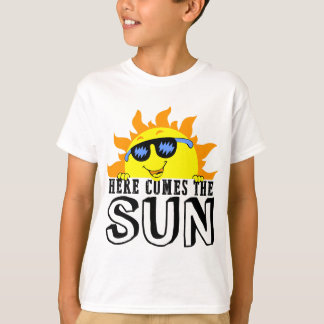 Hier komt de zon strand liefhebber zomer vakantie t-shirt