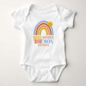 Hier komt de zoon Rainbow Boy Romper (Voorkant)