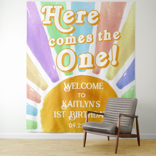 Hier komt die! Retro Boho Sun 1e verjaardag Wandkleed (In situ)