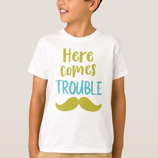 Hier komt het probleem, Mustache, Mustache T-shirt (Voorkant)