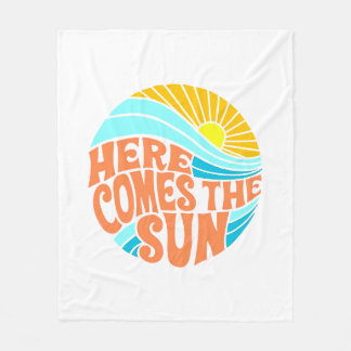 Hier komt het T-shirt van de Zon, de Stijl van de Fleece Deken