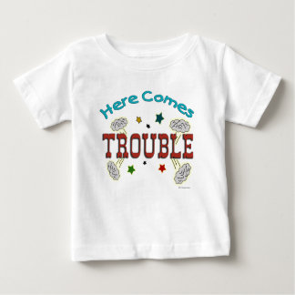 Hier komt Trouble Baby Baby Kind T-shirt