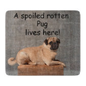 Hier woont een verwende verrotte pug snijplank (Voorkant)