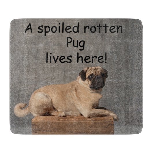 Hier woont een verwende verrotte pug snijplank (Voorkant)
