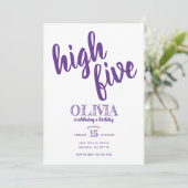 High Five Birthday Invitation Paarse Kaart (Staand voorkant)