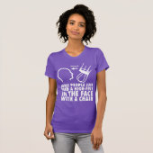 High-five in het gezicht met een stoel t-shirt (Voorkant volledig)