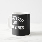 High Fives and Good Vibes Retro Coffee Mug (Devant gauche)