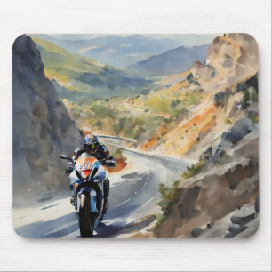 High-Speed avontuur in een levendig berglandschap Muismat