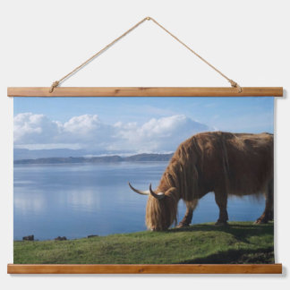 Highland Cow on the Coast Hangend Wandkleed