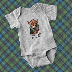 Highland Koe met MacKenzie Tartan Sjaal Romper