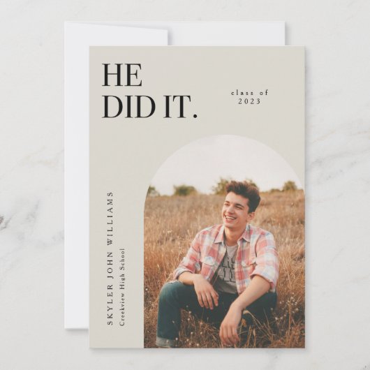 Hij deed de aankondiging van het Ash Arch Afstuder (Voorkant)