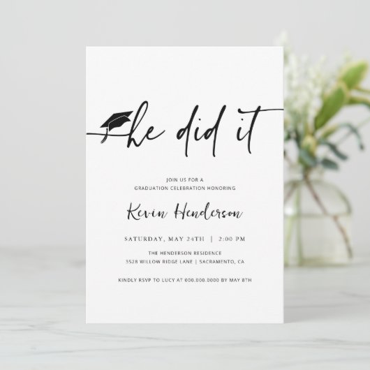 Hij deed het Afstuderen uitnodiging (Staand voorkant)