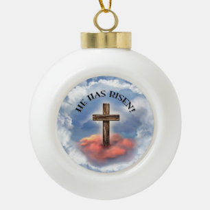 Hij heeft een ruig kruis met wolken. keramische bal ornament
