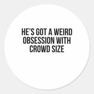Hij heeft een vreemde obsessie met crowd size Stic Ronde Sticker
