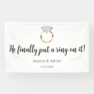 Hij heeft er eindelijk een ring om gedaan Diamante Spandoek