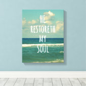 Hij herstelt mijn Soul Bible Verse Canvas Afdruk (Insitu (Houten vloer))