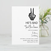 Hij is Bad Two the Bone Halloween Verjaardag Kaart (Staand voorkant)