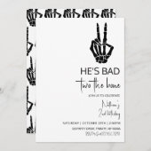 Hij is Bad Two the Bone Halloween Verjaardag Kaart (Voorkant / Achterkant)