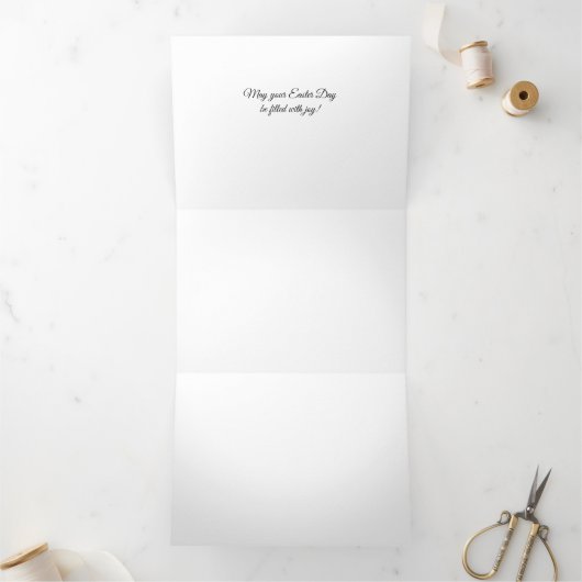 Hij is echt blij met White Lilies. Drieluik Wenskaart (Binnen)