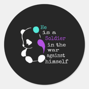 Hij is een soldaat puntkomma cadeau zelfmoordpreve ronde sticker