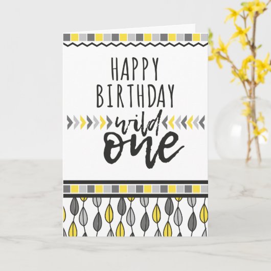 Hij is een wilde één verjaardag Kaart (Gele Bloem)
