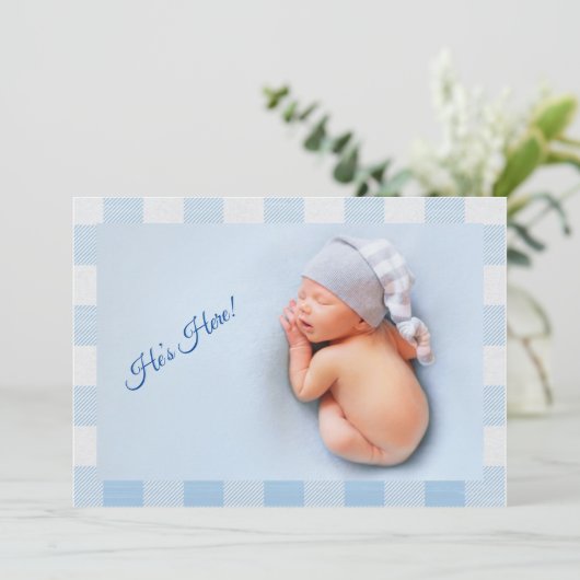 Hij is hier|Baby Boy Blue Gingham Modern Birth Aankondiging (Staand voorkant)