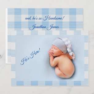 Hij is hier Baby Boy Blue Gingham Modern Birth Aankondiging
