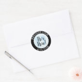 Hij is hier, New Baby Boy aankondiging Ronde Sticker (Envelop)