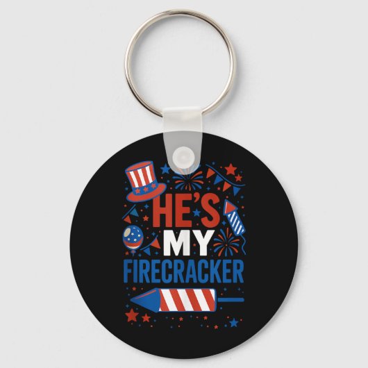 Hij is mijn Firecracker Funny 4th of July koppels  Sleutelhanger (Voorkant)