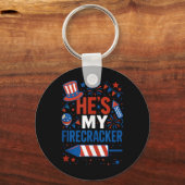 Hij is mijn Firecracker Funny 4th of July koppels  Sleutelhanger (Voorkant)