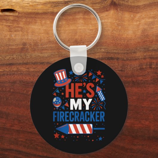 Hij is mijn Firecracker Funny 4th of July koppels  Sleutelhanger (Voorkant)