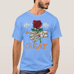 Hij is mijn lekkers Halloween skelet hand vasthoud T-shirt