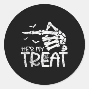 Hij is mijn traktatie skelet hand grappig hallowee ronde sticker