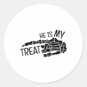 Hij is mijn traktatie skelet hand Halloween grappi Ronde Sticker
