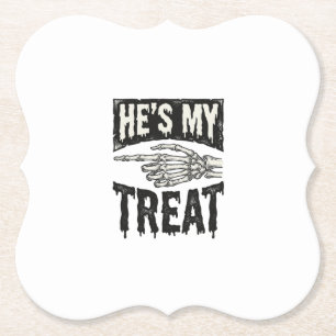 Hij is mijn traktatie Skelet Hand Halloween Shirt Kartonnen Onderzetters