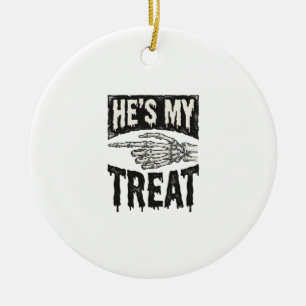 Hij is mijn traktatie Skelet Hand Halloween Shirt  Keramisch Ornament