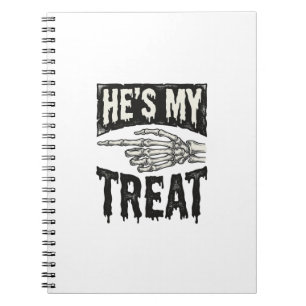 Hij is mijn traktatie Skelet Hand Halloween Shirt Notitieboek
